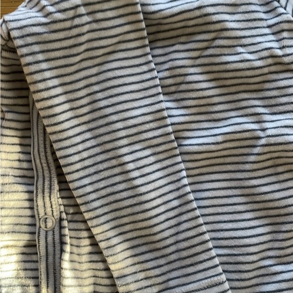 Newbie wrap bodysuit 6-9 months, EUC - Picture 3 of 3